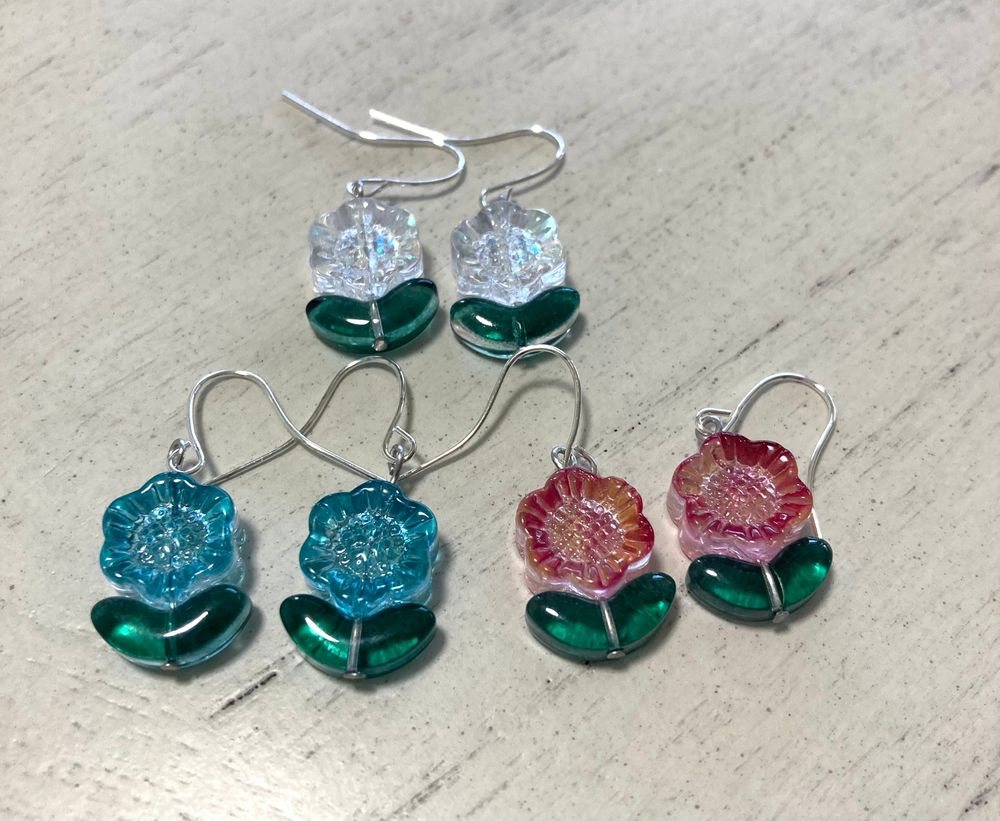 Charm earrings - daisy, glass, clear, blue, rose red